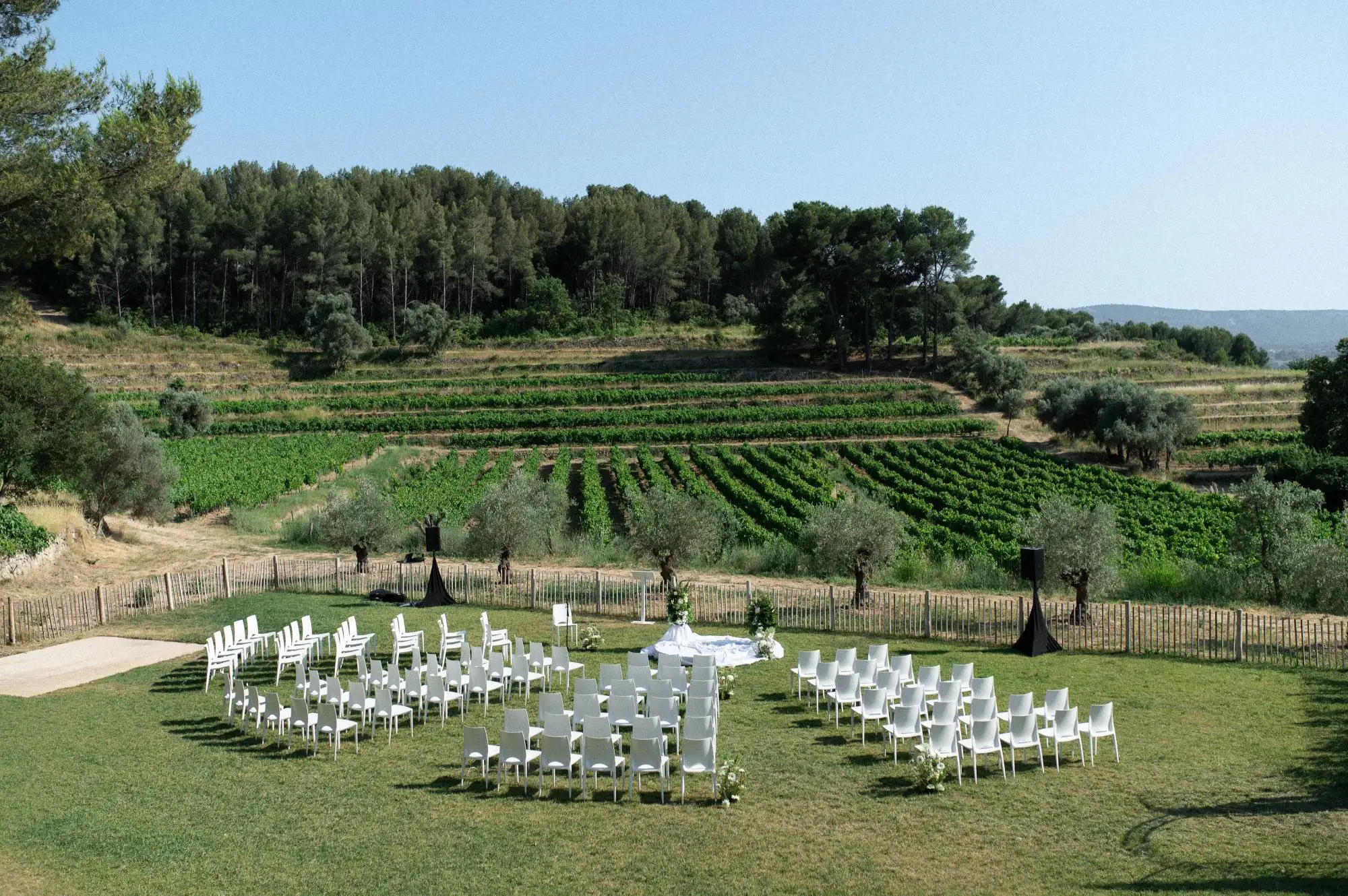 Salle de reception mariage bouches du rhone - vignes et environnement naturel du Domaine de Carnavan