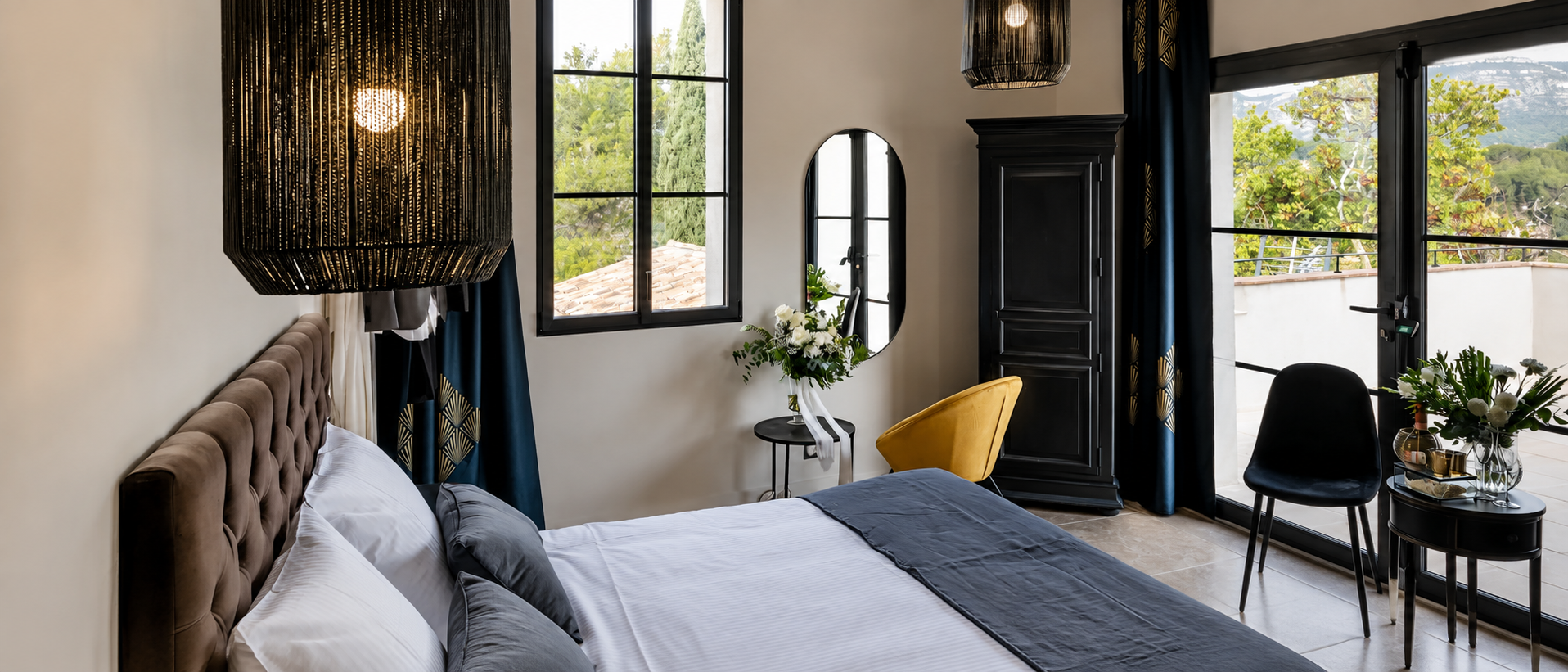 Chambre double du Domaine de Carnavan avec vue sur la nature et le Massif du Garlaban